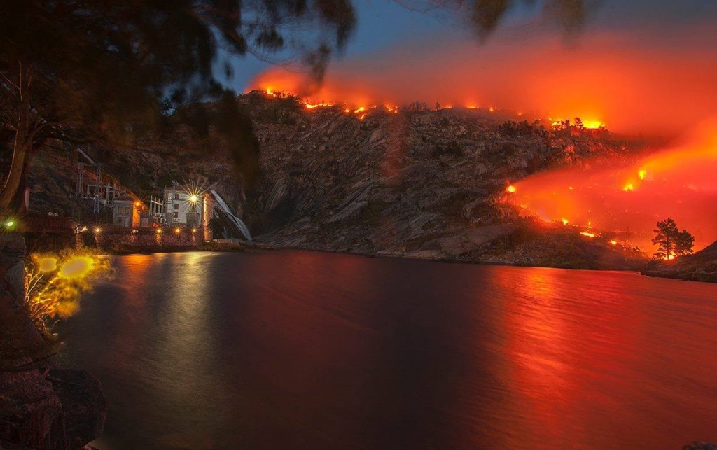 Esta impresionante foto de J.A. Ronquete nos hace dudar si el mar también se quemó.