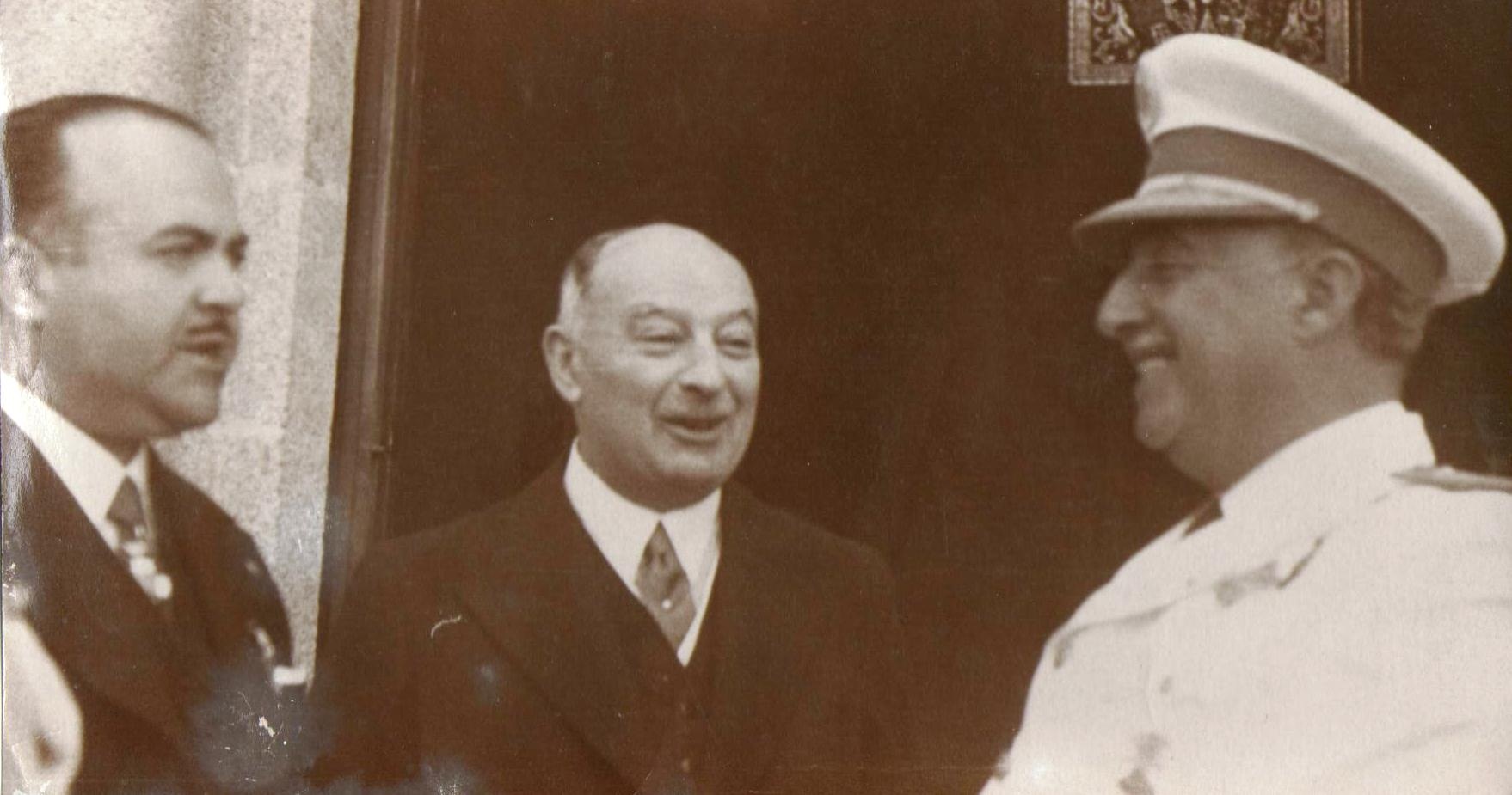 El alcalde de A Coruña Alfonso Molina con Pedro Barrié de la Maza y Franco. (Fotografía inédita. Archivo:A.P.)